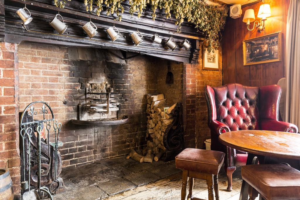 The Sun Inn Фавершем Екстер'єр фото